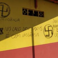 Pichações nazistas em posto guarda-vidas 