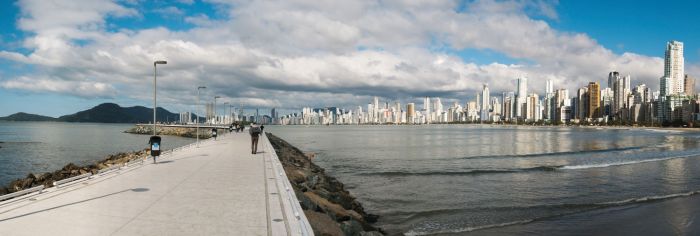 A cidade também é conhecida como a Dubai brasileira; arranha-céus margeiam a disputada orla (Foto: Divulgação)