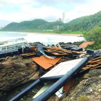 Mutirão junta destroços de clube flutuante 