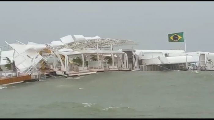 Plataforma arrastada teve estrutura destruída pelos ventos (Foto: Reprodução)