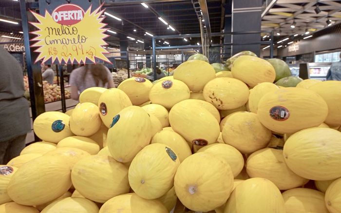 Pesquisando dá para comprar melão a R$ 2,99 o quilo (FOTO: RENATA ROSA)