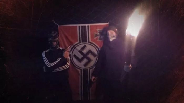 Armas, munições, coletes, celulares e símbolos nazistas apreendidos
(Foto: Reprodução)