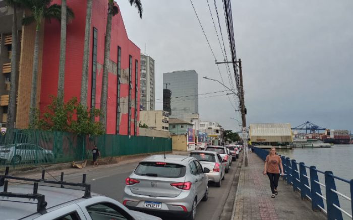 Durante toda a segunda-feira o movimento no ferry-boat chegou à avenida Beira-rio
Foto: Da redação
