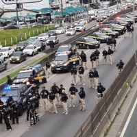 PRF usa spray de pimenta e bala de borracha pra liberar BR 101 em Itapema