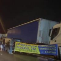 Manifestantes deixam o trânsito em meia pista no trecho de BC