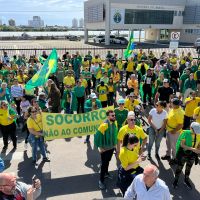Bolsonaristas fazem manifestação em frente à delegacia da Capitania dos Portos