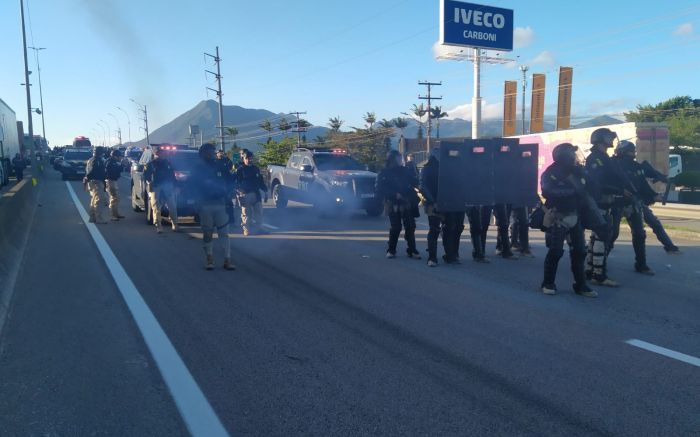 Manifestantes foram dispersados nesta manhã em Palhoça (Foto: Divulgação)