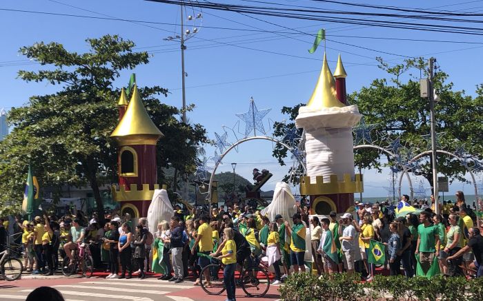 Grupo fez concentração na praça Almirante Tamandaré (Foto: João Batista)