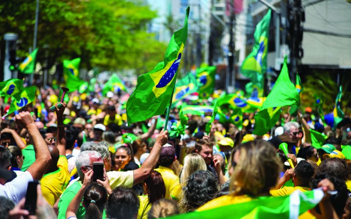 Manifestantes se concentraram no centro de Balneário Camboriú
(foto: paulo giovanny )