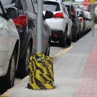 Começa a instalação de parquímetros e sinalização do estacionamento rotativo