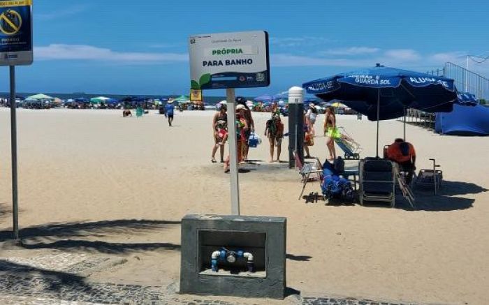 Ao contrário do que atestam as placas, local está impróprio pra banho (Foto: Leitor)