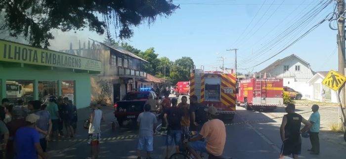 Os bombeiros estão no local fazendo o combate às chamas Foto: Divulgação - Leitores