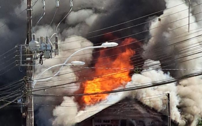 Incêndio atingiu a residência na tarde do último sábado e também destruiu uma oficina que ficava no andar de baixo Foto: Divulgação