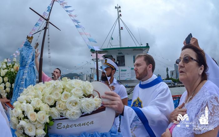 Imagem de Nossa Senhora dos Navegantes que segue em procissão tem mais de 100 anos (Foto: Mimi Fotografia/Divulgação) 