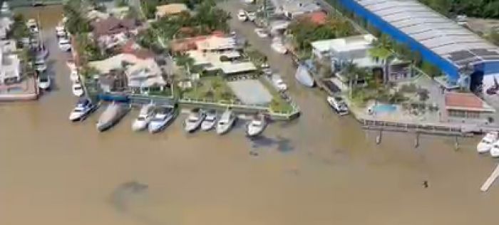 Imagens mostram a água suja pelo óleo
Foto: Leitor