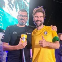 Morador de Itajaí troca camiseta da seleção com a do comandante campeão da regatona  