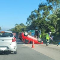 Carro capota na BR 101; filas chegam a cinco quilômetros  