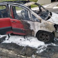 Carro é destruído por incêndio na marginal 