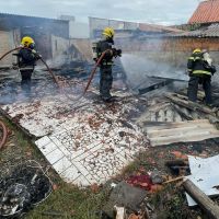 Casa em Armação é destruída por incêndio