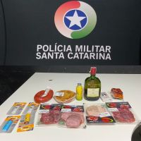 Casal furta salames, velas e uísque em supermercado de Itajaí 