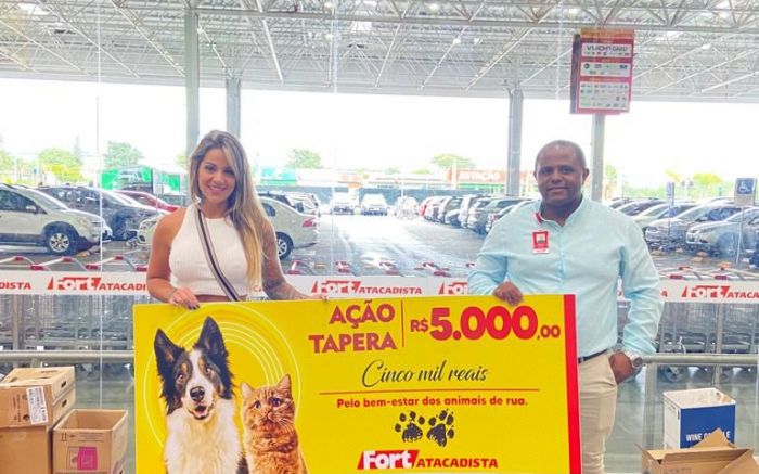 Fernanda Medeiros, da Ação Tapera, recebe o cheque do gerente da loja Fort Atacadista Campeche, Ricardo Oliveira
(foto: divulgação)