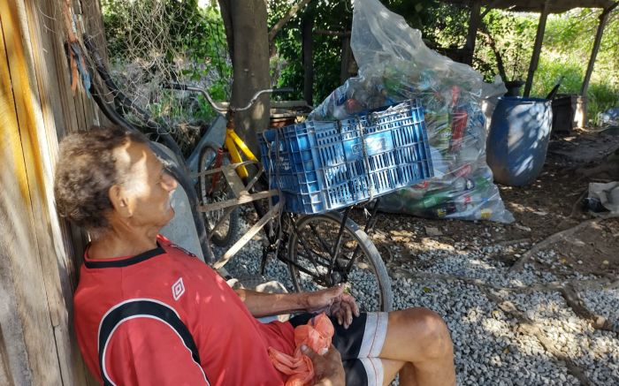 Seu Luiz vive com dificuldades e precisa reconstruir parte da casa, destruída em incêndio. (Foto: Joca Baggio) 