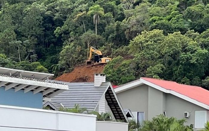 Defesa Civil explica que local sofreu com deslizamento e que obra foi autorizada 
(foto: leitor)