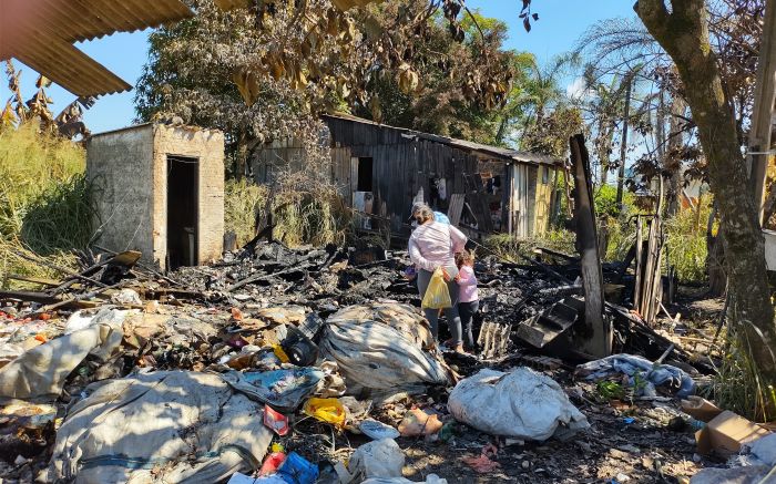 Casal de recicladores morreu queimado dentro de casa. O fogo se alastrou com rapidez, contam os vizinhos que juntam o que sobrou
(foto: Joca Baggio)