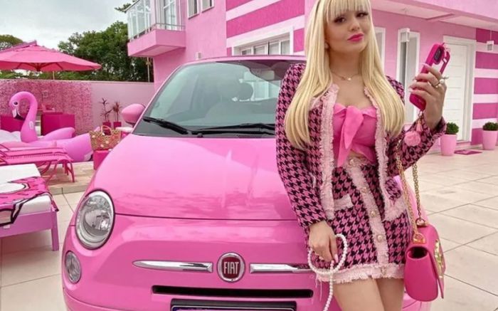 Bruna Carolina Peres tem mais de 20 milhões de seguidores e viralizou nas redes após postar um tour pela casa (Foto: Reprodução/Bruna Barbie Oficial)