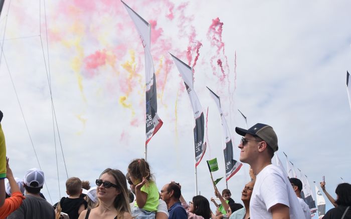 Desfile de velejadores e show de fogos coloridos marcaram saída das equipes do píer (Foto: João Batista)