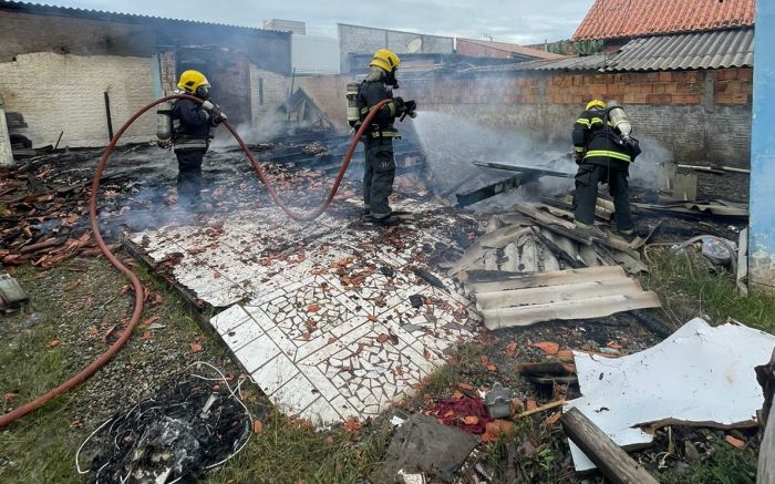 Bombeiros usaram três viaturas para controlar o fogaréu; ninguém se feriu
Foto: Divulgação