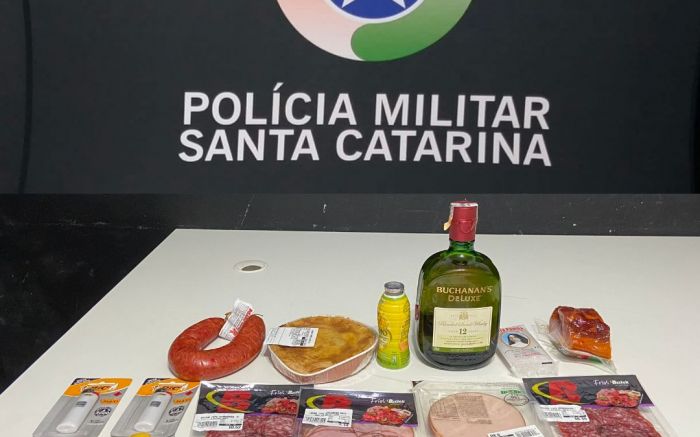 O casal colocou tudo dentro de uma sacola e tentou sair sem pagar (Foto: Polícia Militar)