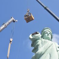 Estátua da Liberdade da Havan de Itajaí está sendo desmontada 