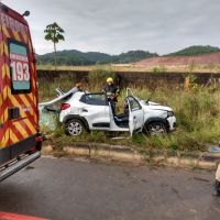 Acidente deixa vítima presa às ferragens