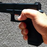 Homem dá tiro na mão ao fazer manutenção de pistola 