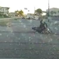 Motociclista cai ao derrapar em areia na pista