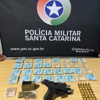 Traficante é preso com arma, droga e R$ 32 mil