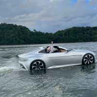 Lancha em formato de carro faz teste drive na Marina  