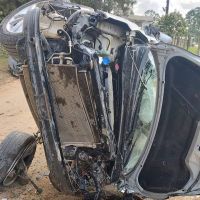 Carro acerta árvore e capota no Escalvados