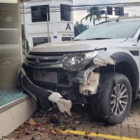 Carro atinge loja recém-inaugurada