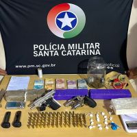 Traficante é preso com drogas e duas armas