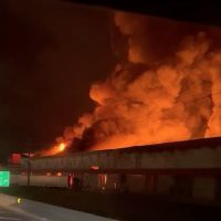 Incêndio destrói galpão logístico na BR-101