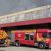 Incêndio em galpão foi até a madrugada