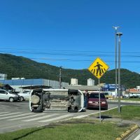 Carro tomba na rótula da Renault e causa fila