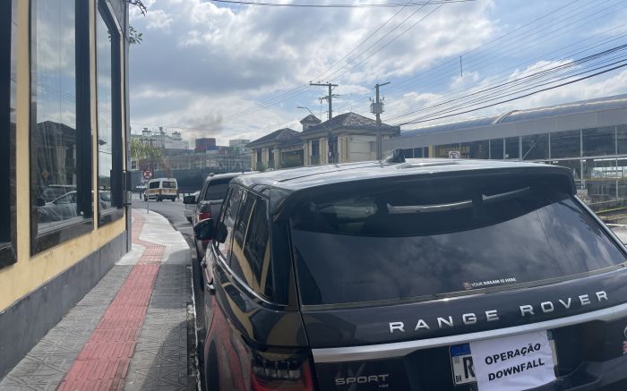 Quatro veículos comprados com o dinheiro do tráfico foram apreendidos na região de Itajaí
(foto: Franciele Marcon)