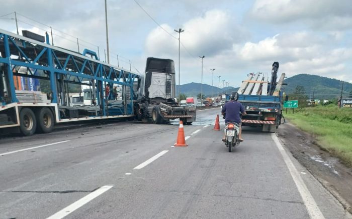 Caminhões bateram em Itajaí
(Foto: leitor)