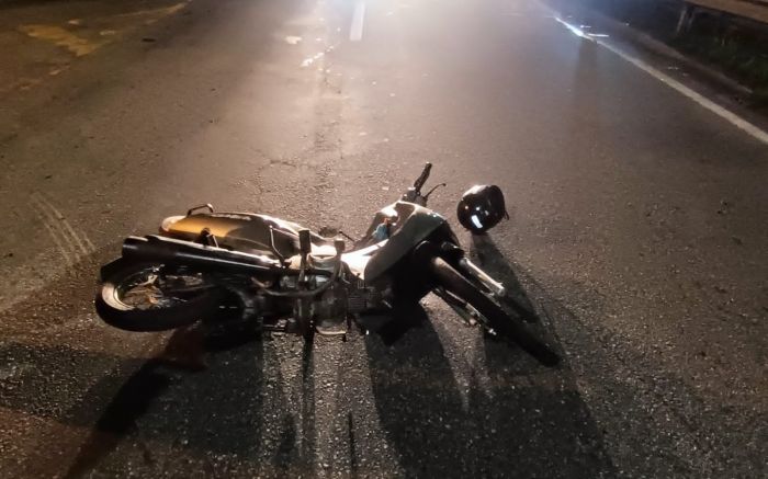 Condutora da moto perdeu o controle da direção e caiu na rodovia federal (Foto: Divulgação)