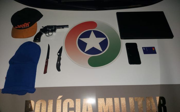 Bando usou facas e uma arma falsa, mas acabou preso pela PM


Foto: Divulgação