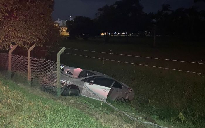 Bandidos abandonaram o carro roubado e fugiram 
(foto: divulgação)