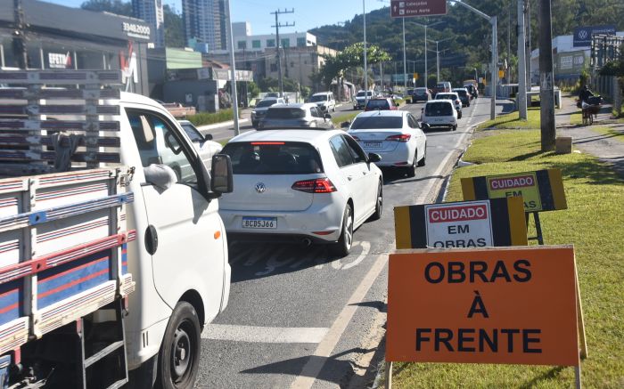 Sinaleira da rua Luci Canziani pra acesso a Balneário Camboriú foi desligado durante do dia (Foto: João Batista)